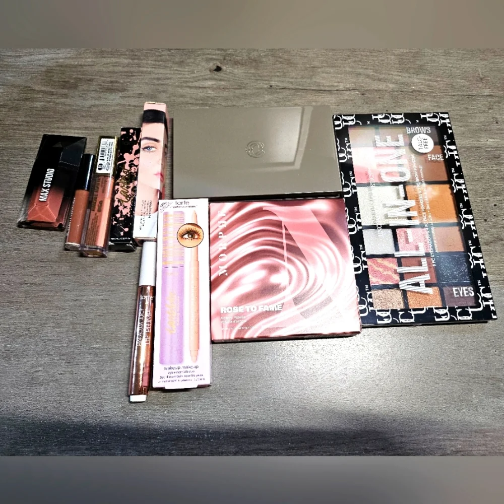 Makeup Bundle - Picture 1 of 9